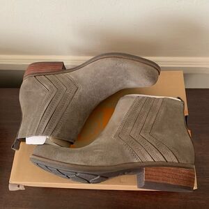 Korks easy cutler nubuck bootie size 7 new in box